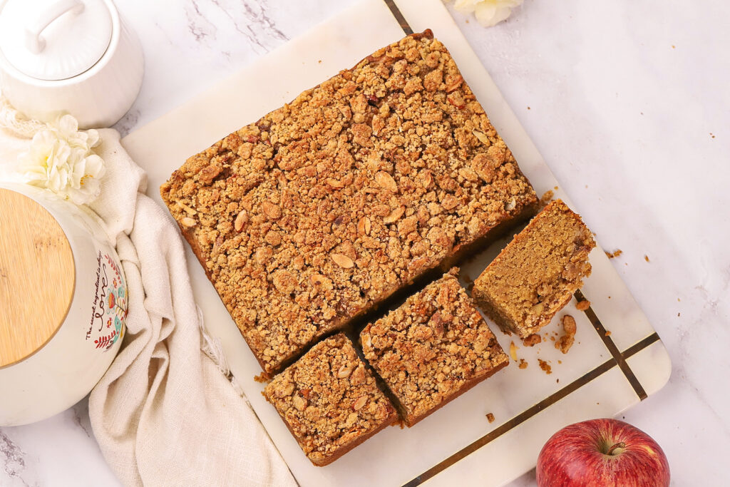 Apple Cinnamon Crumble cake