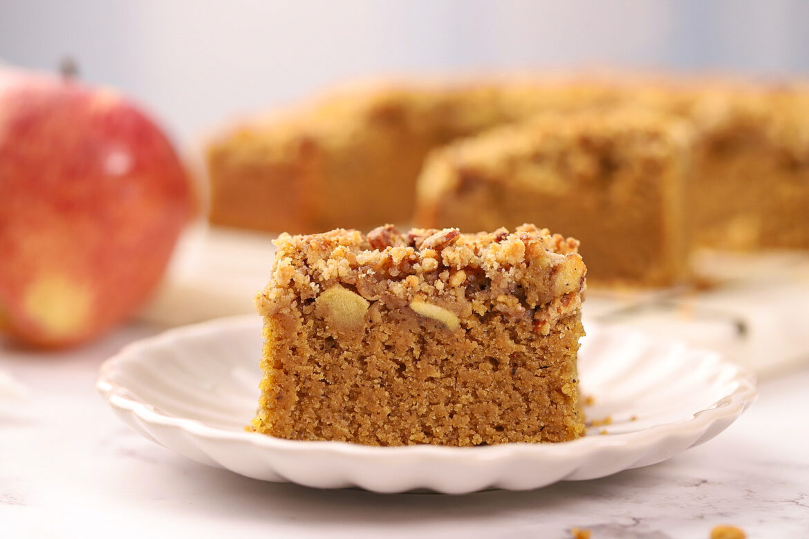 Apple Cinnamon Crumble Cake