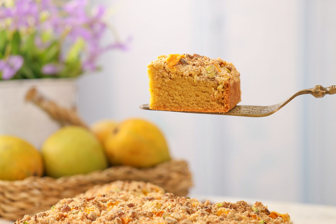 Eggless Mango Crumble Cake