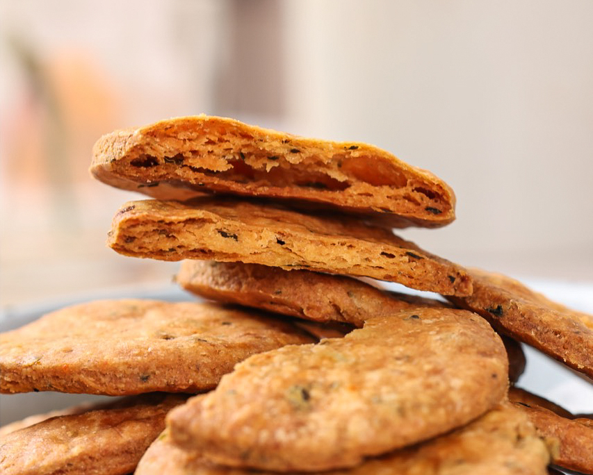 Flaky Methi Puri Crackers